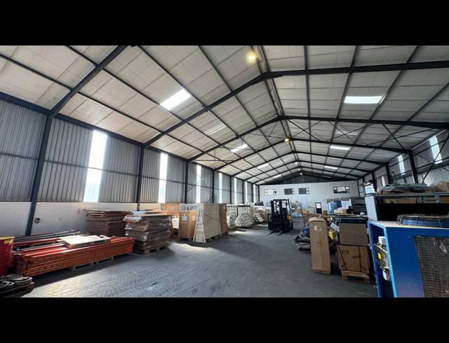900M² WAREHOUSE TO LET IN LINBRO PARK
